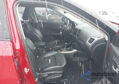 2020 Jeep Compass Latitude 4X4 z USA, uszkodzony, nr VIN 3C4NJDBB6LT119624